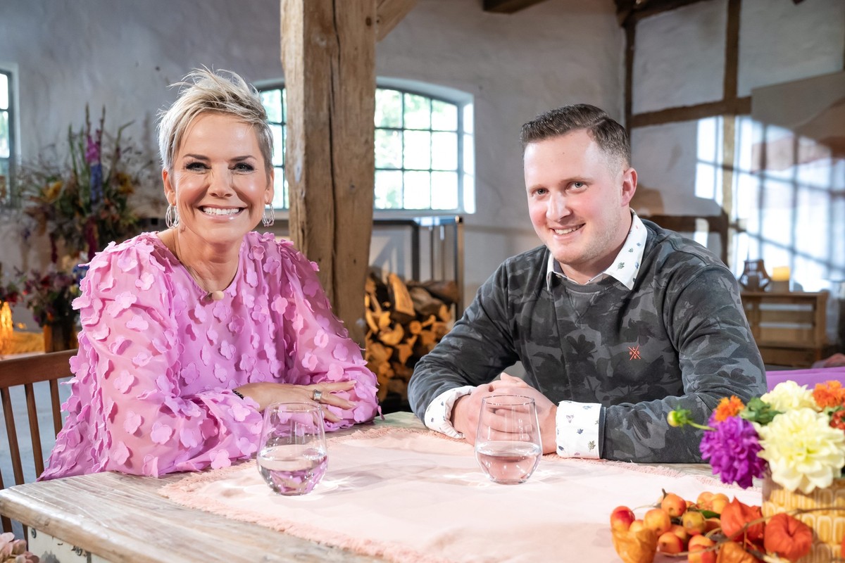Folge 10: Moderatorin Inka Bause im Gespräch mit Milchbauer Patrick (27) aus Belgien nach seiner Hofwoche. Trotz anfänglicher Liebe zu Sarina hat es am Ende nicht funktioniert zwischen den beiden.

++ ...