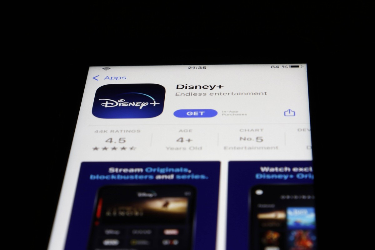 Detailansicht eines Smartphones mit Disney Plus Streaming App im iPhone App Store, Deutschland, Europa *** Detailed view one Smartphones with Disney Plus Streaming App at iPhone App Store, Germany, Eu ...