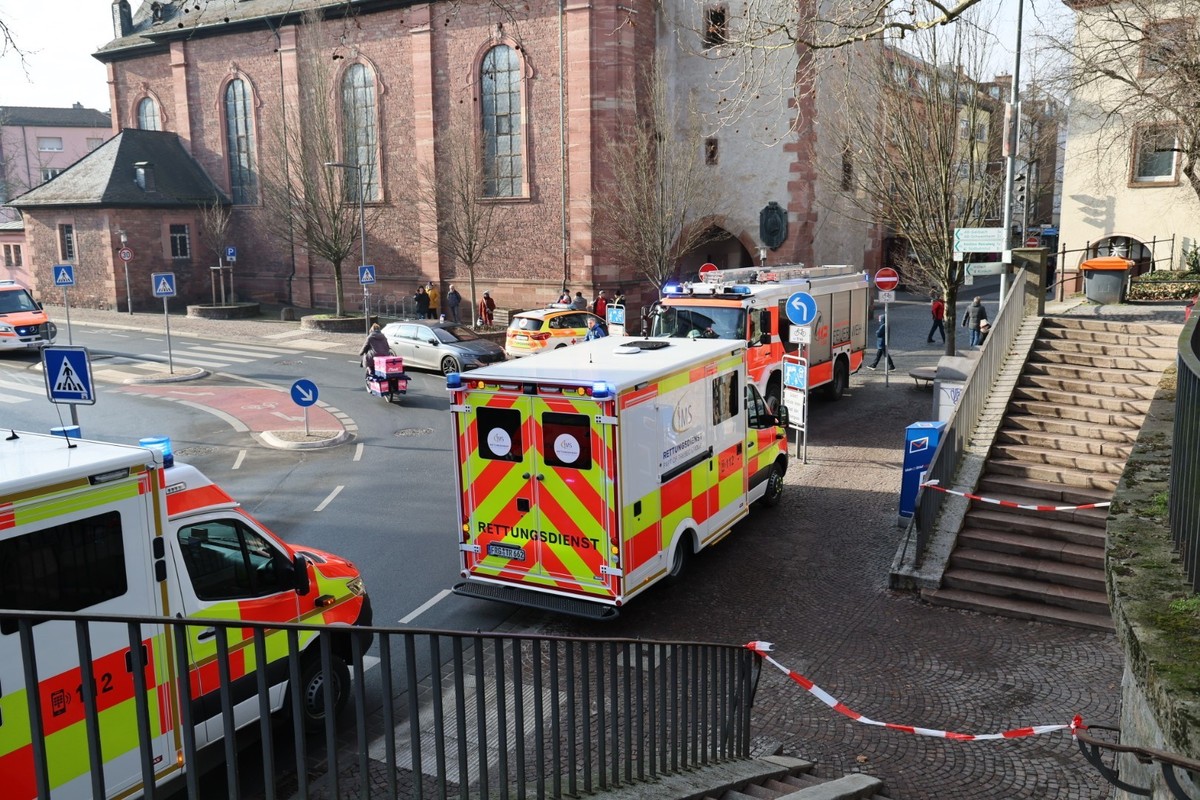 dpatopbilder - 22.01.2025, Bayern, Aschaffenburg: Fahrzeuge von Feuerwehr und Rettungsdiensten stehen in der N