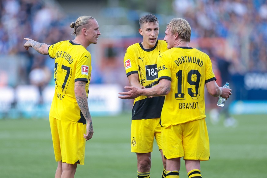 26.08.2023, Fussball, Saison 2023/2024, 1. Bundesliga, 2. Spieltag, VfL Bochum 1848 - Borussia Dortmund, v. l. Marius Wolf Borussia Dortmund, Nico Schlotterbeck Borussia Dortmund, Julian Brandt Boruss ...