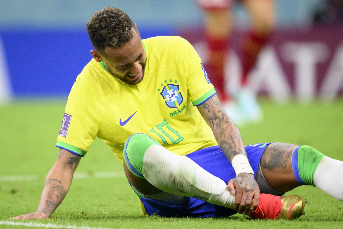 ARCHIV - 24.11.2022, Katar, Lusail: Fu�ball, WM, Brasilien - Serbien, Vorrunde, Gruppe G, Spieltag 1, Lusail Iconic Stadion, Brasiliens St�rmer Neymar Jr. hat Schmerzen im rechten Kn�chel. (zu dpa: �J ...