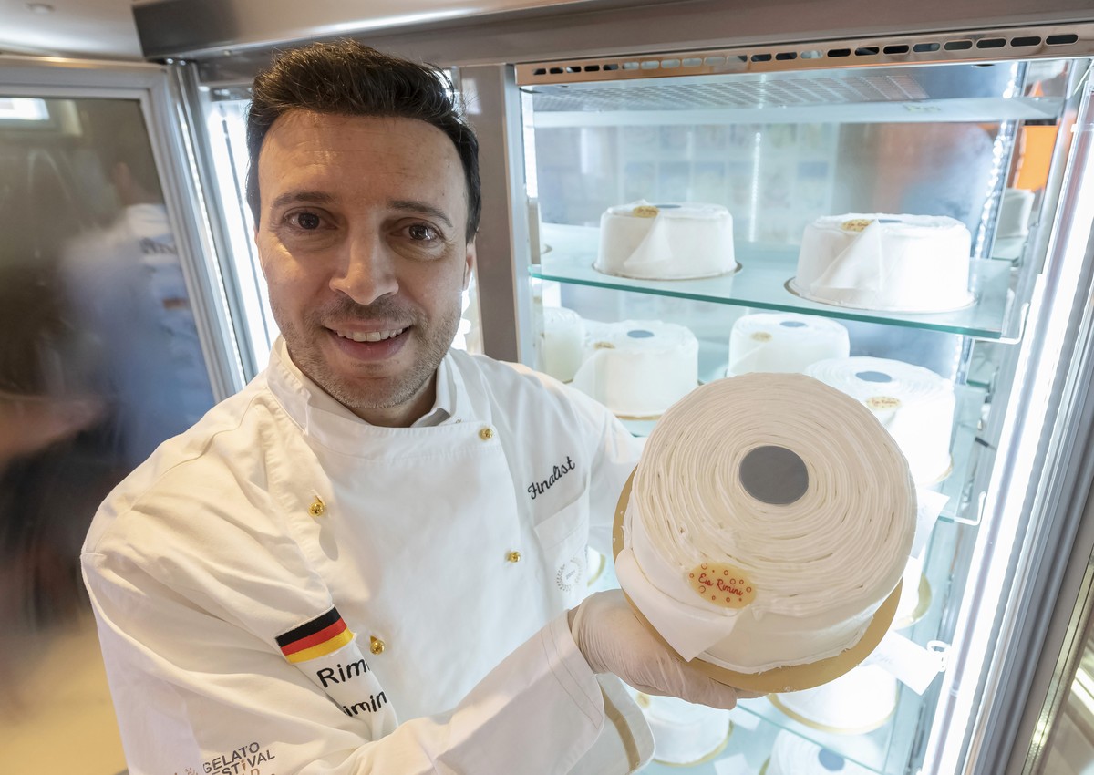 06.04.2020, Baden-Württemberg, Rastatt: Der Eiskonditor Pino Cimino zeigt in seiner Eisdiele Eistorten in Form von Toilettenpapier-Rollen. Die Torten können nur telefonisch bestellt und von den Kunden ...