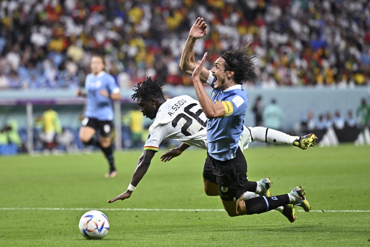 02.12.2022, Katar, Al Wakrah: Fu�ball, WM 2022 in Katar, Ghana - Uruguay, Vorrunde, Gruppe H, Spieltag, 3 im Al-Dschanub Stadion in Al-Wakra, Edinson Cavani (r) aus Uruguay k�mpft mit Alidu Seidu aus  ...