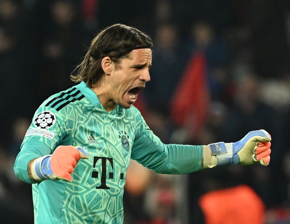 14.02.2023, Frankreich, Paris: Fu�ball: Champions League, Paris Saint-Germain - Bayern M�nchen, K.o.-Runde, Achtelfinale, Hinspiele, Parc des Princes. Torwart Yann Sommer von Bayern jubelt mit dem Abp ...