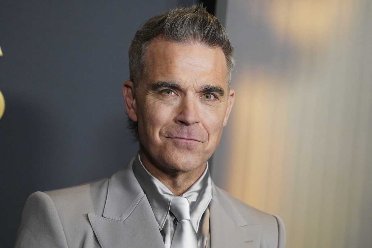 ARCHIV - 17.11.2024, USA, Los Angeles: Robbie Williams kommt zu den 15. Governors Awards im Ray Dolby Ballroom in Los Angeles. (zu dpa: «Robbie-Williams-Konzert in Istanbul am 7. Oktober abgesagt») Fo ...