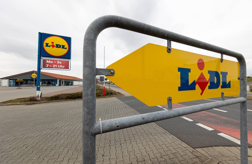 Redaktionell, Weiterstadt am 18. April 2021: Hinweisschild, Firmenlogo und Filiale der Handelskette Lidl. Redaktionell, Weiterstadt am 18. April 2021: Hinweisschild, Firmenlogo und Filiale der Handels ...