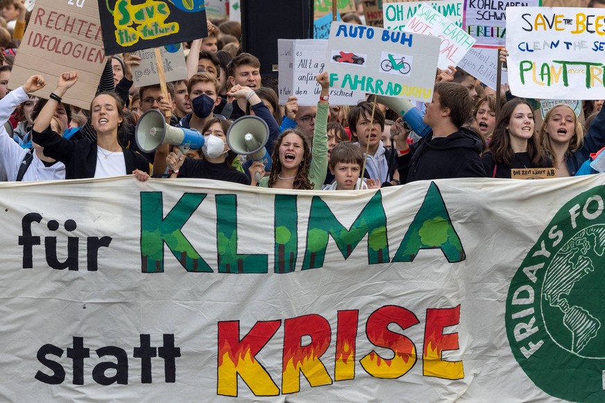 Fridays for Future Demonstration in Berlin 2022 Berlin, Deutschland 23. September 2022: Teilnehmer der Fridays for Future Bewegung demonstrieren unter dem Motto Menschen statt Profit People not Profit ...