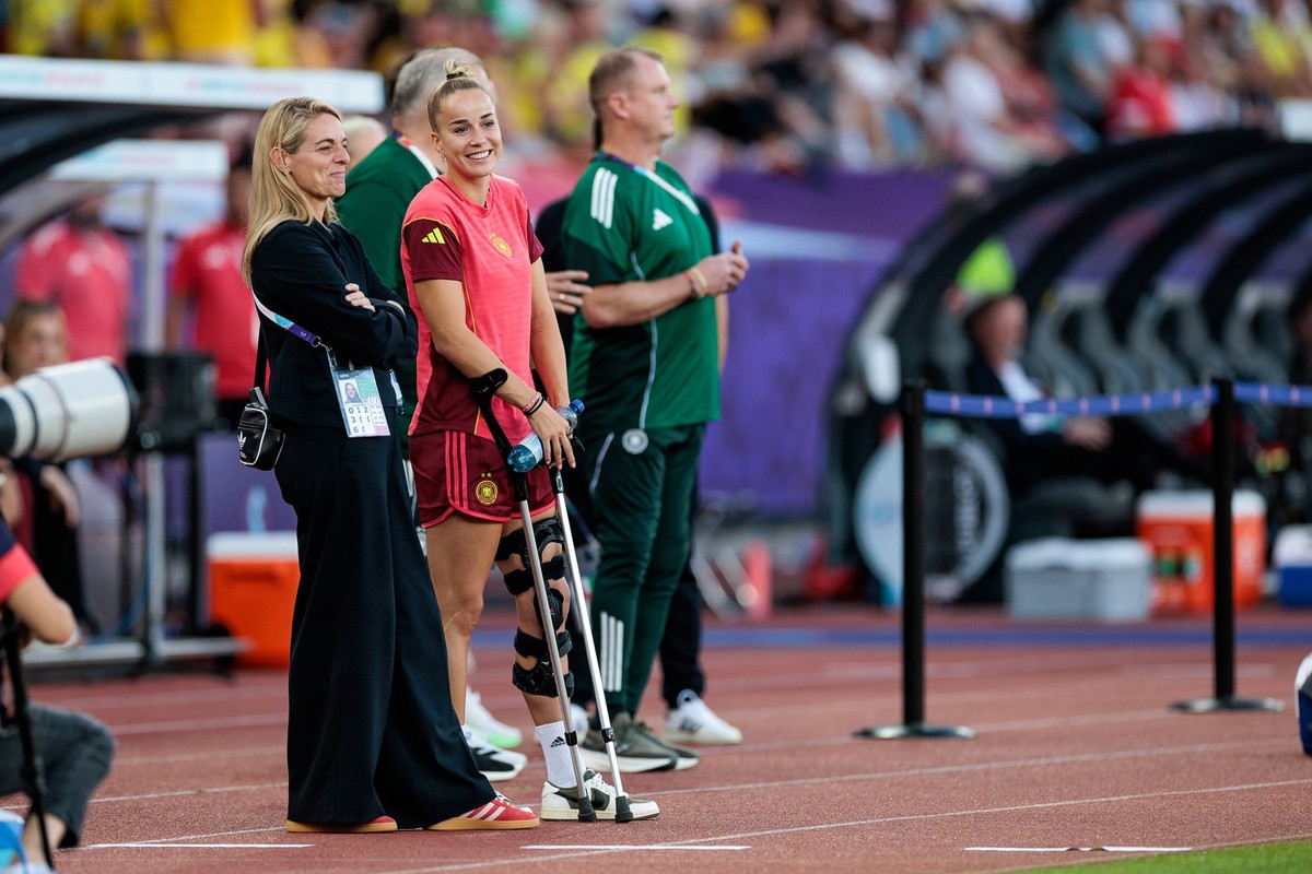 UEFA Womens Euro 2025: Schweden - Deutschland 12.07.2025 Nia K�nzer DFB-Sportdirektorin Frauenfu�ball und Giulia Gwinn Deutschland, 7 auf Kr�cken beobachten lachend das Warm Up UEFA Womens Euro 2025:  ...