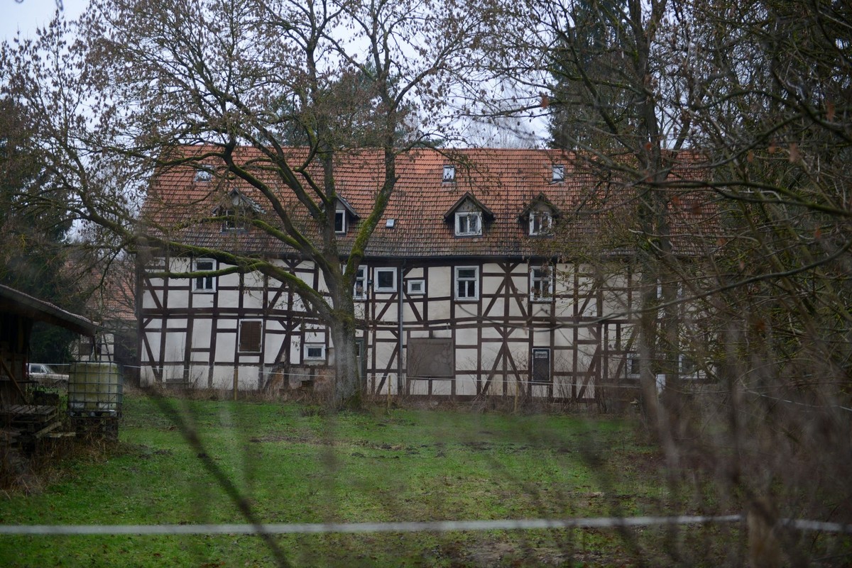 ARCHIV - 13.01.2014, Hessen, Rotenburg a. d. Fulda: Das ehemalige Wohnhaus des «Kannibalen von Rotenburg» im Ortsteil Wüstefeld. (zu dpa &quot;Haus des «Kannibalen von Rotenburg» durch Feuer teilweise ...