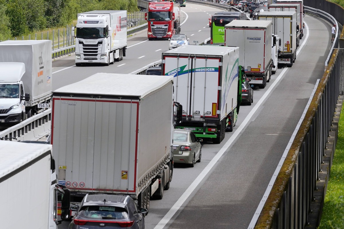 Anton Geisser 12.07 .2024 Ferienverkehr,Reisende.Beginn der Sommerferien. Bild : Stau vor dem Gotthardtunnel. *** Anton Geisser 12 07 2024 Holiday traffic, travelers Start of the summer vacations Pict ...