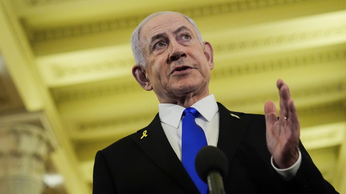 ARCHIV - 08.07.2025, USA, Washington: Benjamin Netanjahu (M), Ministerpräsident von Israel, spricht zu Reportern im US-Kapitol nach einem Treffen mit dem Sprecher des Repräsentantenhauses Johnson. (Ar ...