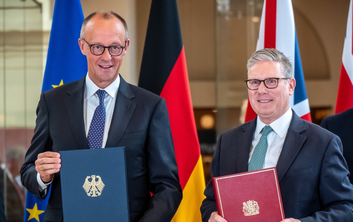 17.07.2025, Großbritannien, London: Bundeskanzler Friedrich Merz (CDU, l) nimmt neben Keir Starmer, Premierminister von Großbritannien, an der Zeremonie zur Unterzeichnung eines neuen Freundschaftsver ...