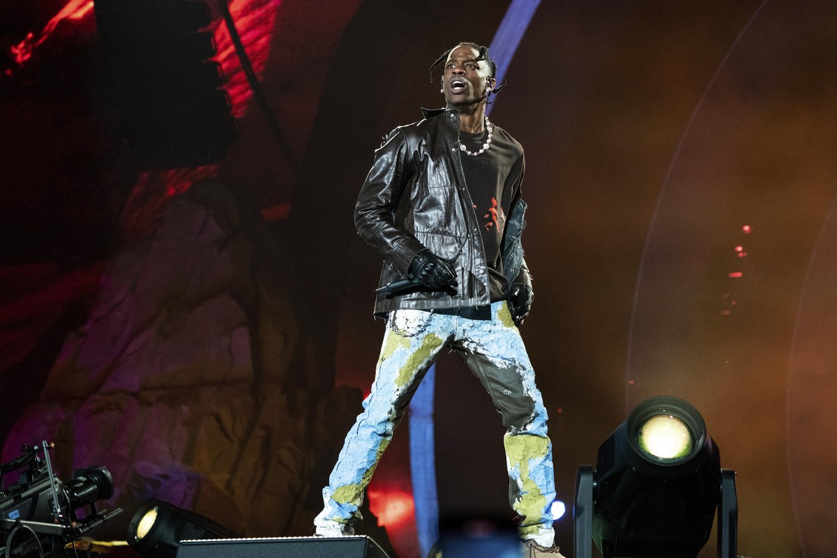 06.11.2021, USA, Houston: Travis Scott tritt an Tag 1 des Astroworld Music Festival im NRG Park auf. Mindestens acht Menschen sind US-Medien zufolge bei einem Musik-Festival in Houston (Bundesstaat Te ...