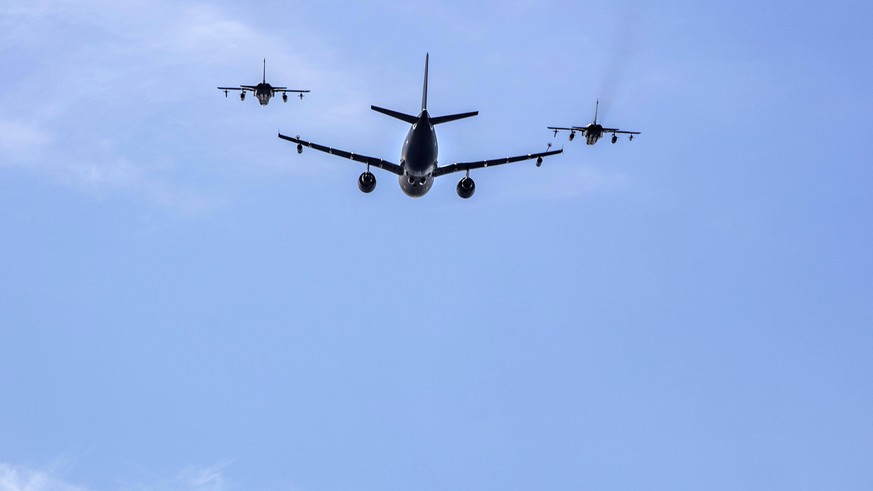 Airbus A 310 wird über Dresden im Tiefflug von zwei Tornado Kampfjets begleitet, hier sind die Tankschläuche bereits wieder eingezogen - Simulation eines letzten Auftank-Vorgangs in der Luft. Das Tank ...