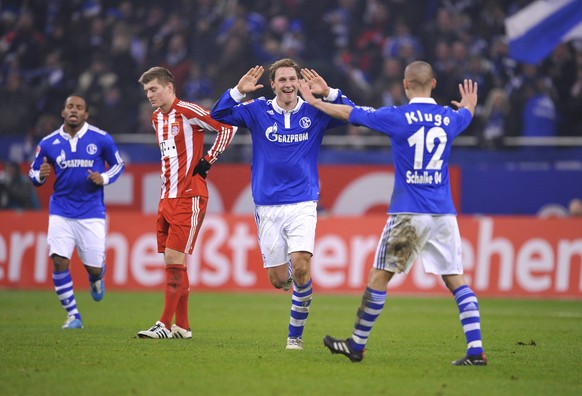 HOEWEDES Benedikt Team FC Schalke 04 jubelt nach seinem Tor zum 2 : 0 mit KLUGE Peer Fussball Bundesligaspiel FC Schalke 04-FC Bayern Muenchen 2 : 0 am 04.Dezember 2010 in der Veltinsarena AufSchalke  ...