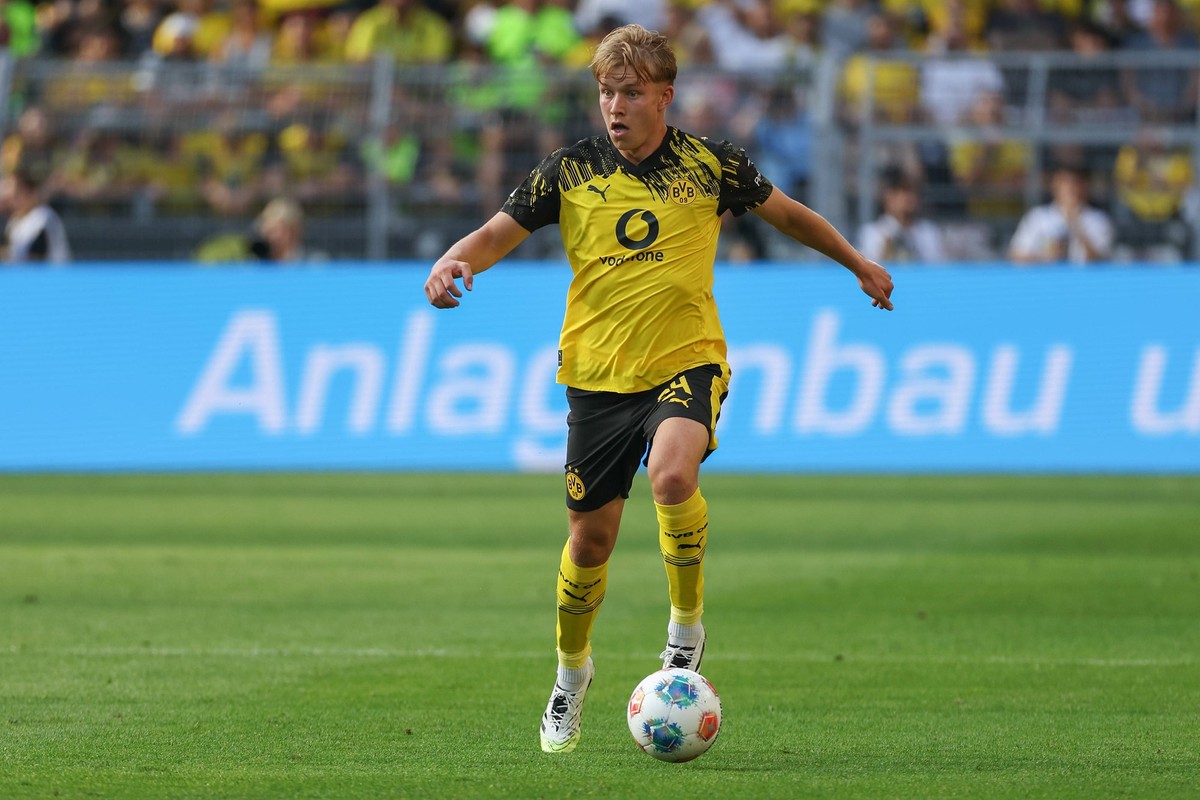 Testspiel - Borussia Dortmund - Juventus Turin am 10.08.2025 im Signal Iduna Park in Dortmund Daniel Svensson Dortmund 24 am Ball *** Test match Borussia Dortmund Juventus Turin on 10 08 2025 at Signa ...