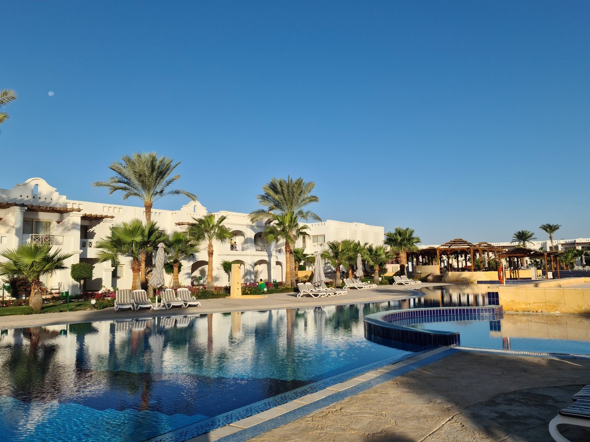 houses and palm trees on the shore of the pool Sharm El-Sheikh, South Sinai Governorate, Egypt R_QJGY250322B-1688562-01 EDITORIAL USE ONLY