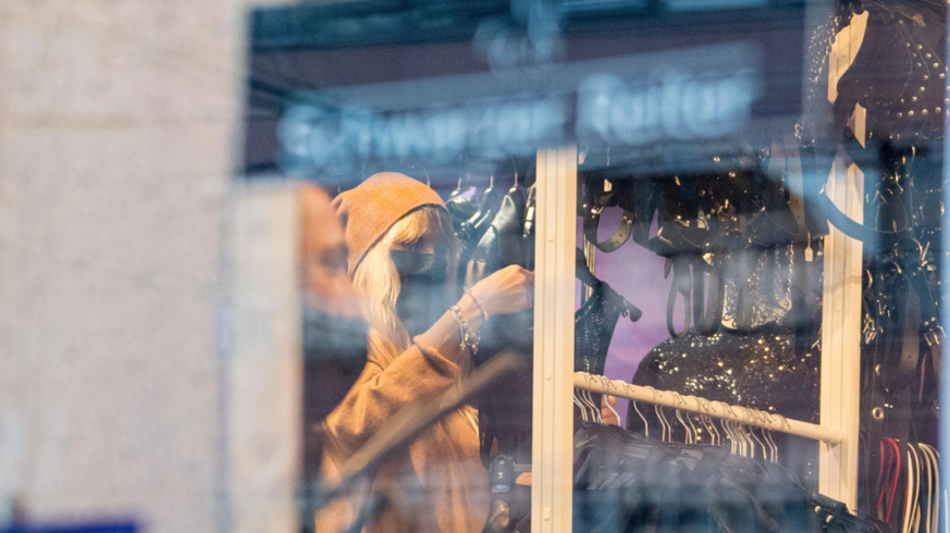 Heidi Klum wurde beim Einkaufen in Berliner Sex-Shop gesichtet. Hier sieht sich spezielle Fetisch-Oberteile an.