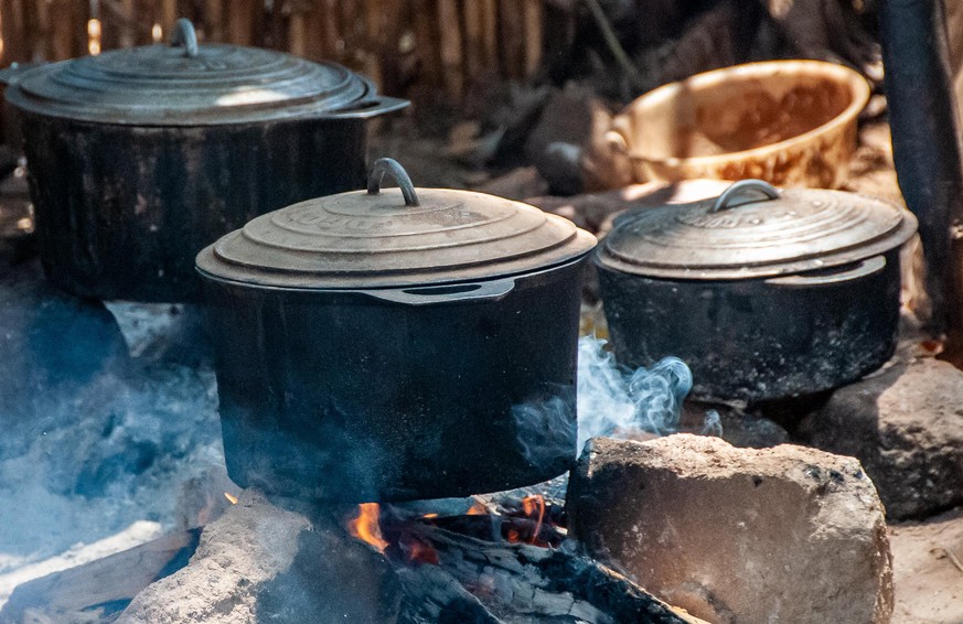 Eine bislang klassische Feuerstelle mit Holzkohle als Brennstoff zum Kochen auf Madagaskar. 