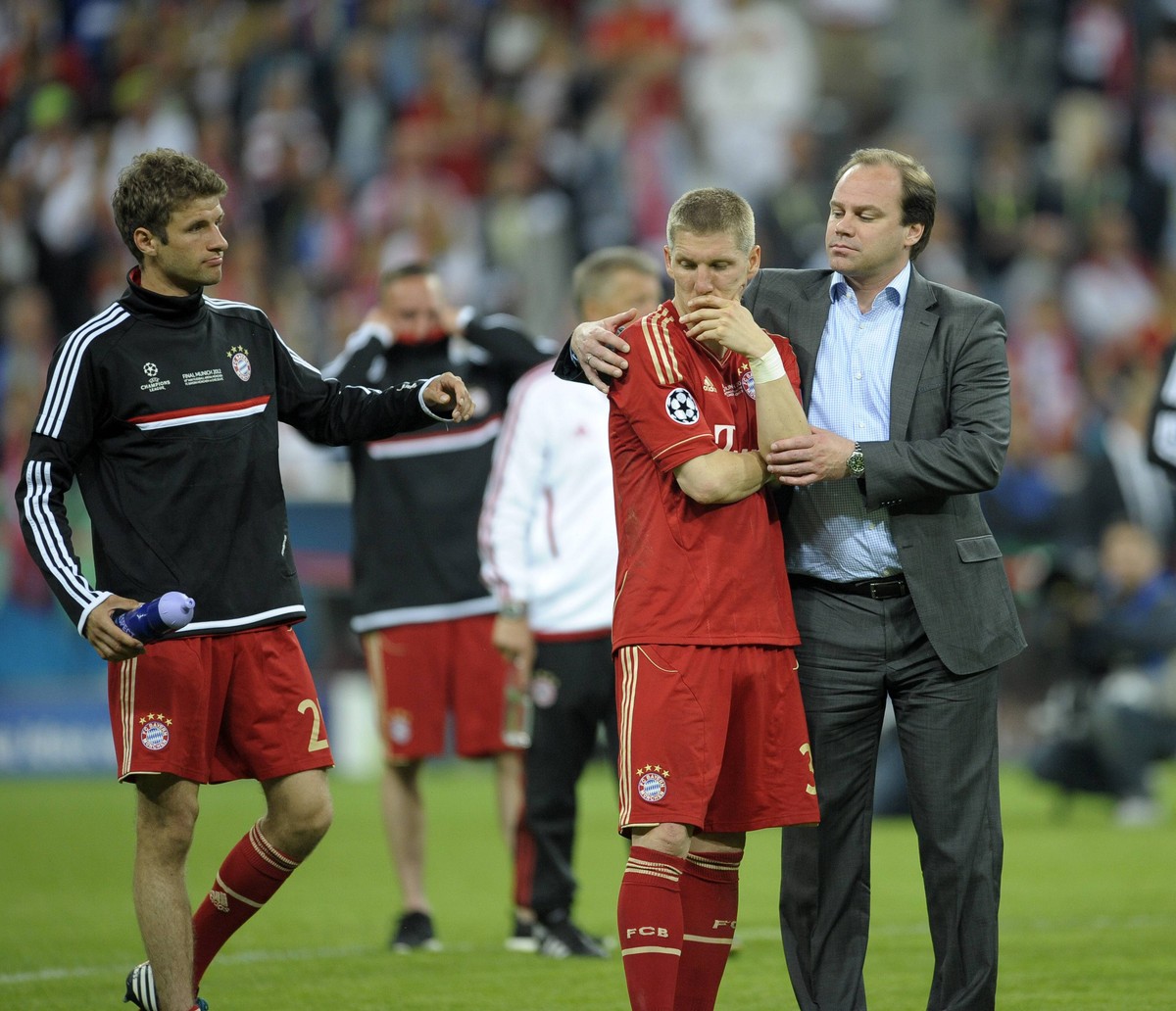 Nach der Niederlage im "Finale dahoam" muss Sportdirektor Christian Nerlinger (r.) den fassungslosen Bastian Schweinsteiger trösten.