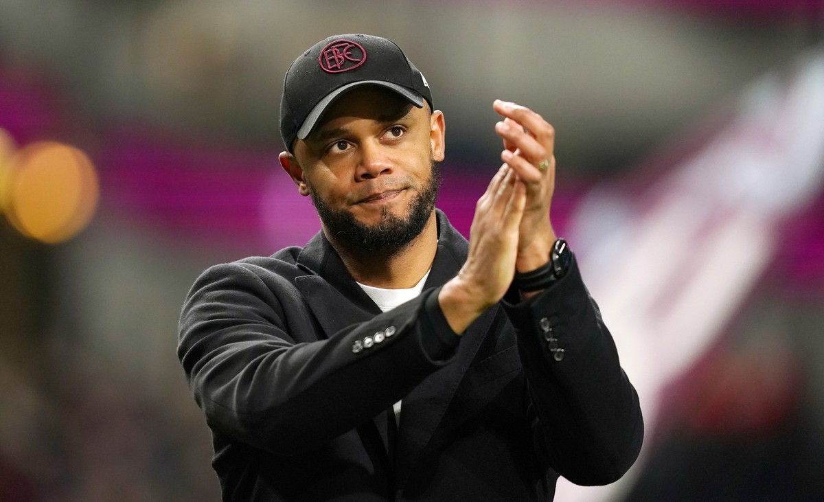ARCHIV - 02.04.2024, Großbritannien, Burnley: Burnleys Trainer Vincent Kompany applaudiert den Fans nach dem Spiel der englischen Premier League zwischen FC Burnley und Wolverhampton Wanderers im Turf ...