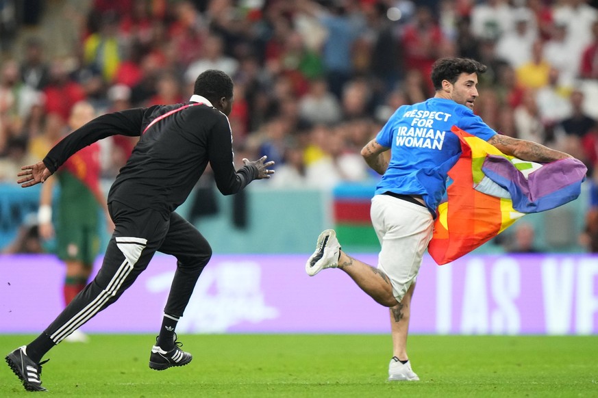 QAT: Portugal v Uruguay. FIFA World Cup, WM, Weltmeisterschaft, Fussball Qatar 2022 Fan sneaks into the field during the FIFA World Cup Qatar 2022 match, Group H, between Portugal and Uruguay played a ...
