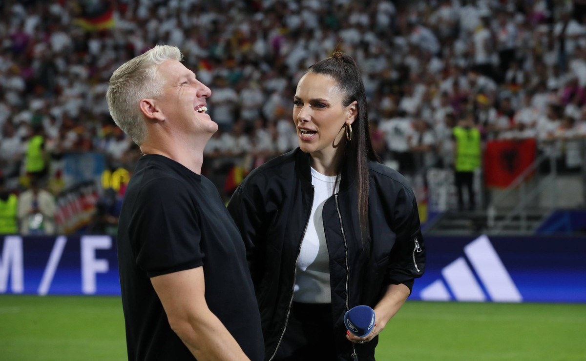 TV Experte Bastian Schweinsteiger, Journalistin Moderatorin Esther Sedlaczek / / Fu