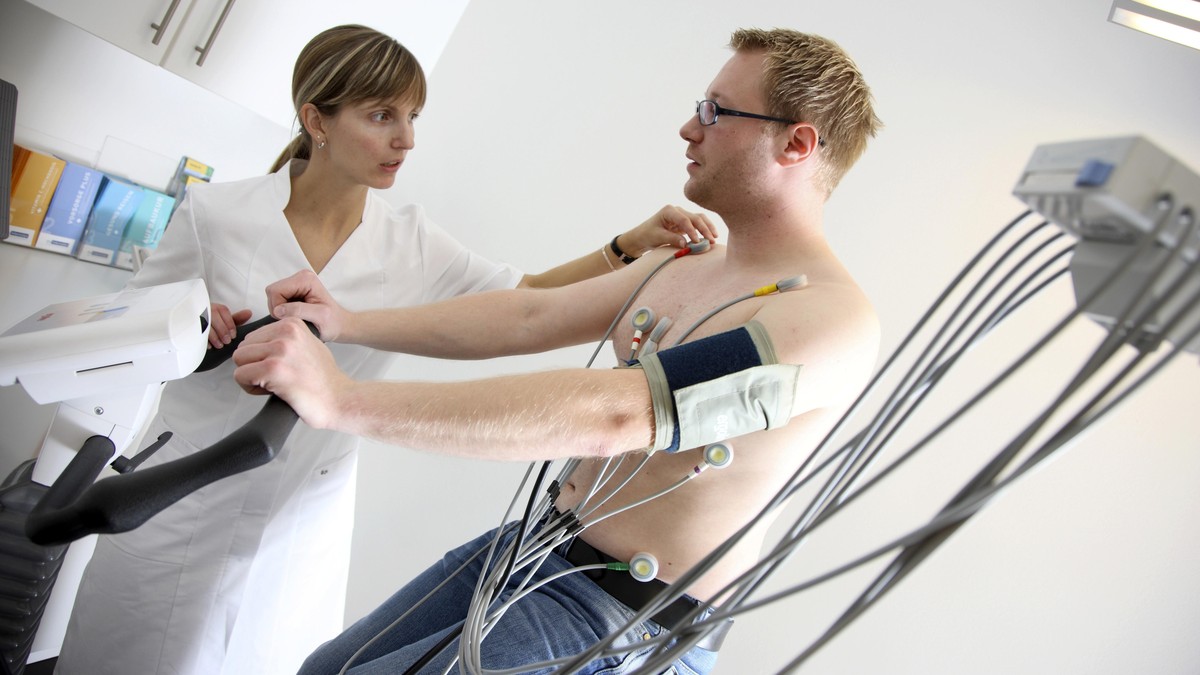 Arztpraxis, Belastungs-EKG, Untersuchung zur Messung der Herzfunktionen bei einem Patienten auf einem Cardiogerät || Modellfreigabe vorhanden