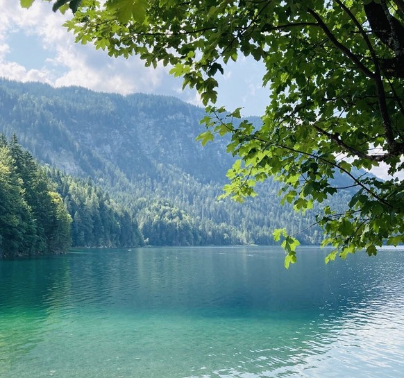 Eine besonders blau-türkise Farbe hat der Eibsee in Garmisch-Partenkirchen.