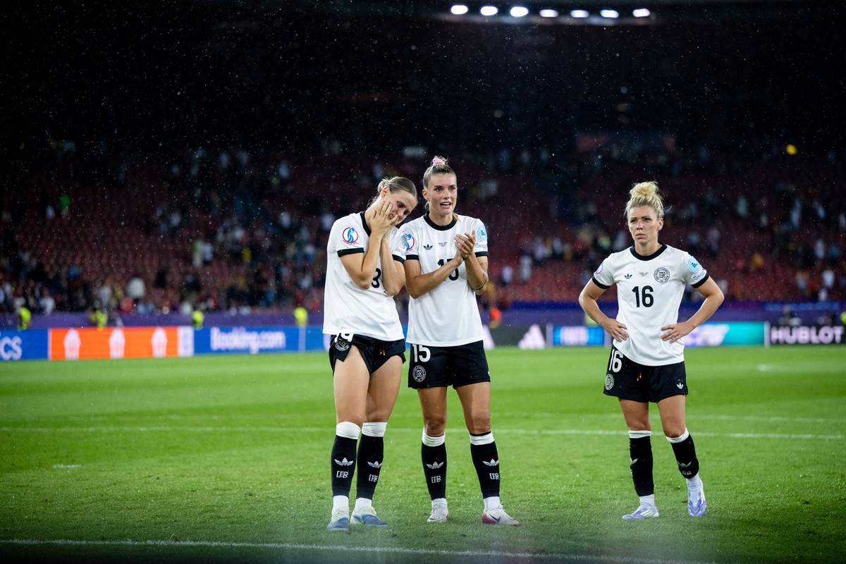 Klara Buehl Deutschland, 19, Selina Cerci Deutschland, 15, Linda Dallmann Deutschland, 16 sind enttauescht ueber die Niederlage und das Ausscheiden aus dem Turnier, SUI, Deutschland vs Spanien, Fussba ...