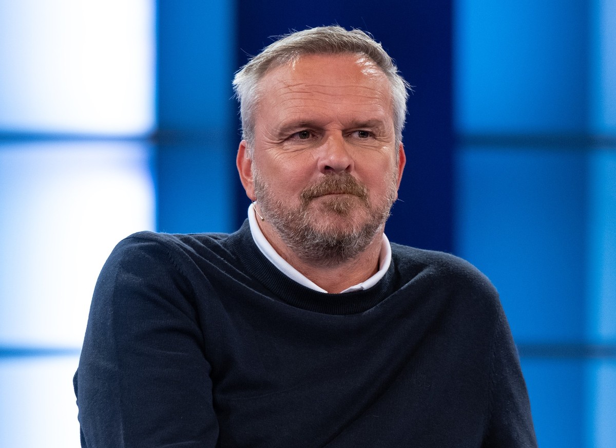 ARCHIV - 08.08.2023, Bayern, Unterf�hring: Didi Hamann, Sky Experte, nimmt in einem TV-Studio an einer Presseveranstaltung teil. Der fr�here Nationalspieler �u�ert sich zum Topspiel Dortmund - M�nchen ...