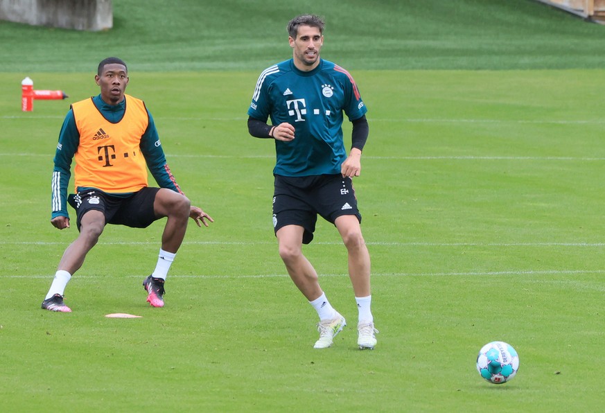 05.05.2021, FC Bayern Training , Fussball, im Bild: David Alaba FCB vs Javier Martinez FCB *** 05 05 2021, FC Bayern Training , Football , Sport , in the picture David Alaba FCB vs Javier Martinez FCB