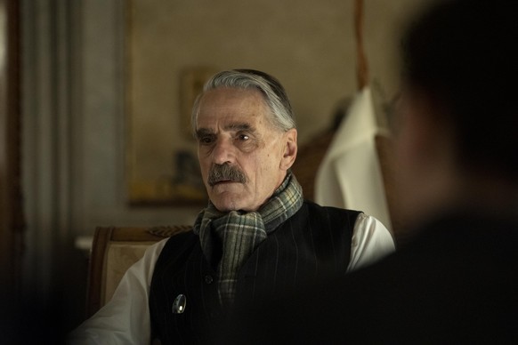 Munich – Edge of War. Jeremy Irons as Neville Chamberlain, in Munich – Edge of War. Cr. Frederic Batier/Netflix © 2021