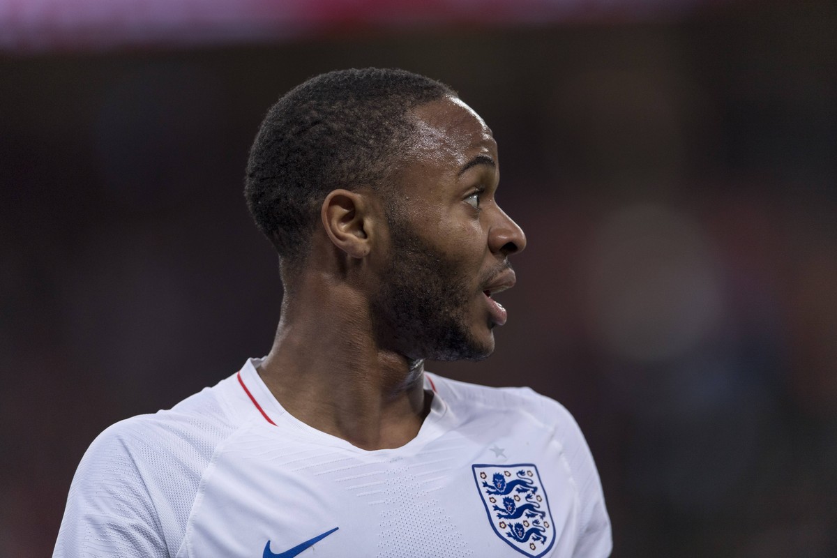 Englands Stürmer Raheem Sterling hat ein M-16-Sturmgewehr auf der linken Wade tätowiert