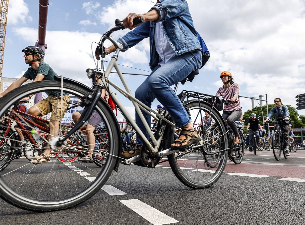 Fahrrad-Demonstration Berlin, 02.07.2023 - Fahrrad- und Umweltorganisationen demonstrieren gegen die Verkehrspolitik des schwarz-roten Senats. Die Fahrraddemo richtet sich gegen den Stopp aller neuen  ...
