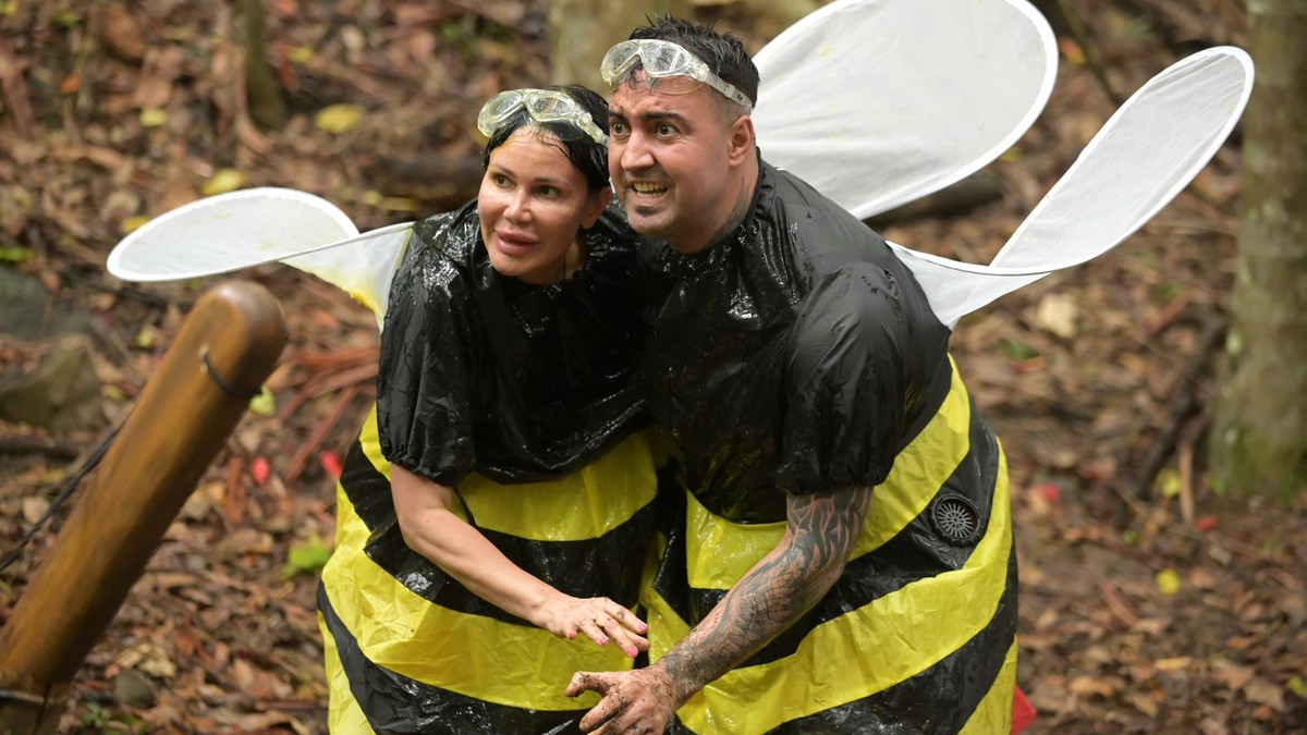 16.01.2023, Australien, Brisbane: Djamila Rowe und Cosimo Citiolo treten an Tag 4 der RTL-Show «Ich bin ein Star - Holt mich hier raus!» zur Schatzsuche &quot;Bee Careful&quot; an. Dazu schlüpften sie ...