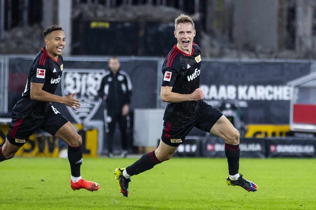 09.10.2022, Baden-Württemberg, Stuttgart: Fußball: Bundesliga, VfB Stuttgart - 1. FC Union Berlin, 9. Spieltag, Mercedes-Benz-Arena. Union Berlins Paul Jaeckel (r) jubelt nach seinem Tor zum 0:1 mit U ...