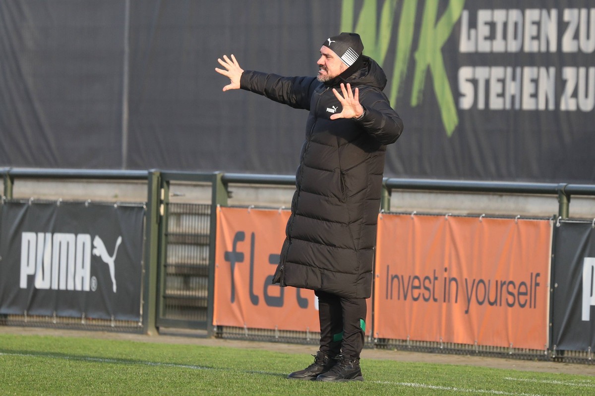 Freundschaftsspiel, Borussia Moenchengladbach - VfB Oldenburg, 07.01.2023, Fohlenplatz 10, Trainingsgelaende am BORUSSIA-PARK, Moenchengladbach Daniel FARKE Borussia Mönchengladbach, Cheftrainer gibt  ...