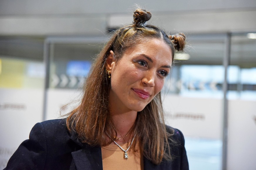 Tessa Bergmeier beim Abflug der ICH BIN EIN STAR - HOLT MICH HIER RAUS Dschungelcamp-Kandidaten nach Australien am Frankfurt International Airport in Frankfurt am Main am 02.01.2023 *** Tessa Bergmeie ...