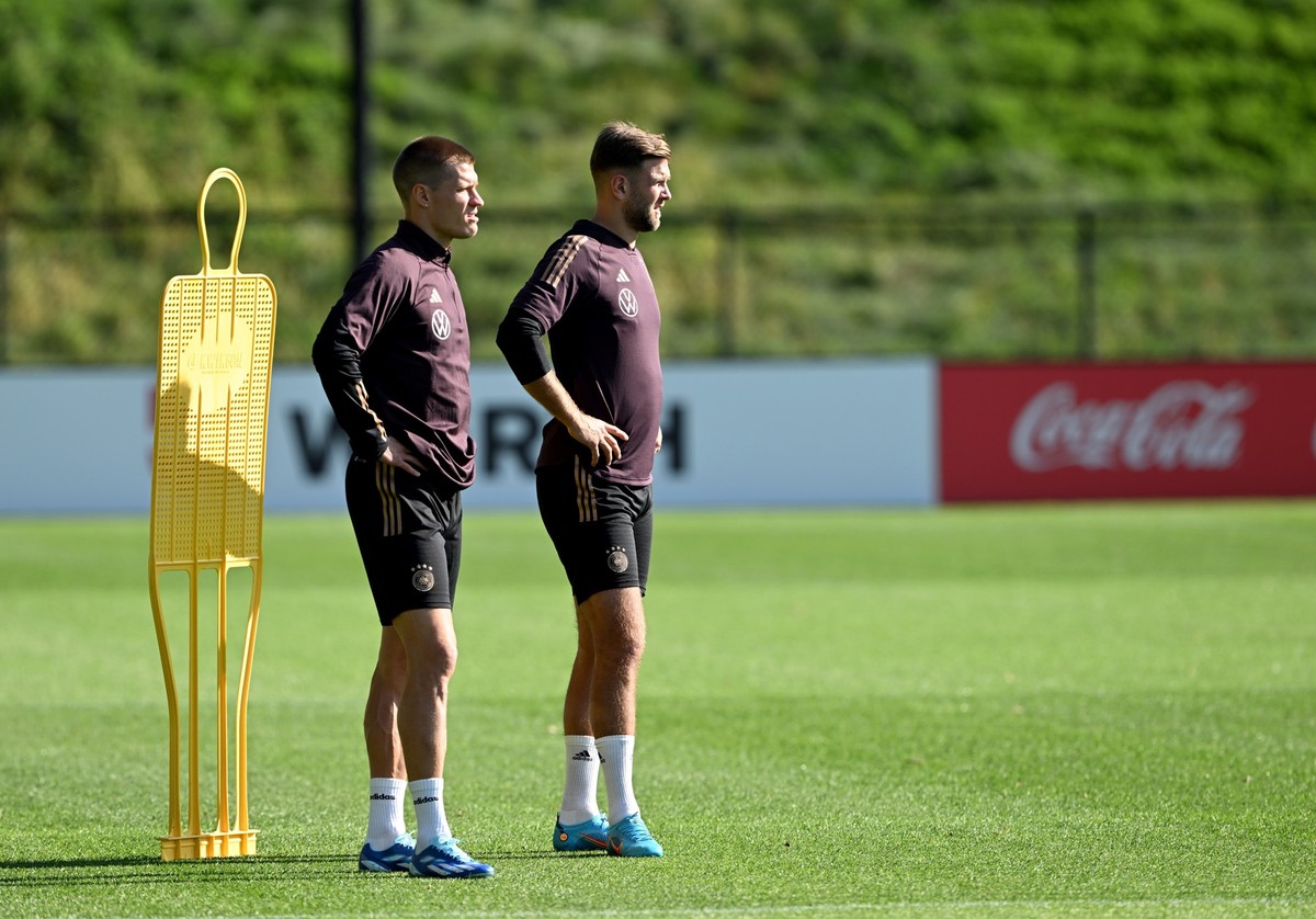 10.10.2023, USA, Foxborough: Fu�ball: Nationalmannschaft, Deutschland, US-L�nderspielreise, Training. Kevin Behrens (l) und Niclas F�llkrug stehen auf dem Platz. Foto: Federico Gambarini/dpa +++ dpa-B ...