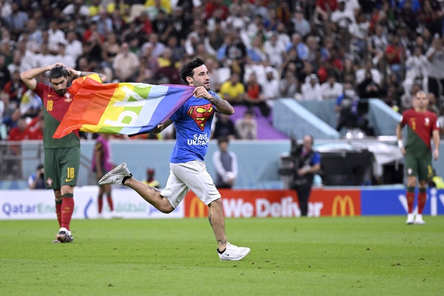 Sport Bilder des Tages FLITZER im Lusail Stadion mit Regenbogen Flagge FIFA World Cup, WM, Weltmeisterschaft, Fussball 2022 in Katar Vorrundenspiel Gruppe H Portugal - Uruguay am 28.11.2022 im Lusail  ...