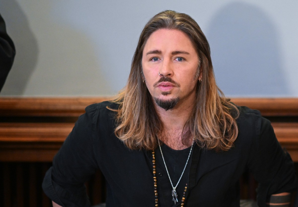 08.11.2023, Sachsen, Leipzig: Der deutsche Rockmusiker Gil Ofarim sitzt im Saal des Landgerichts in Leipzig. Hier läuft der Prozess gegen Ofarim wegen falscher Verdächtigung und Verleumdung. Der Musik ...