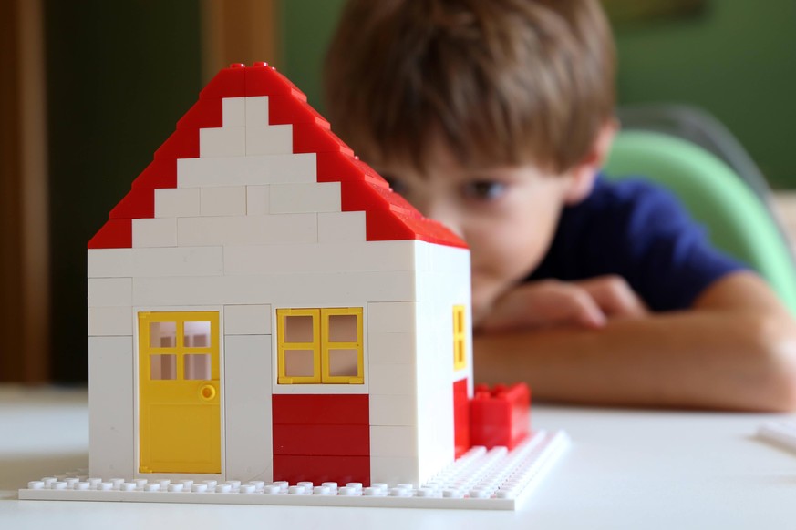 Symbolbild: Junge baut mit Bausteinen ein Haus Model released *** Symbol image boy builds a house with building blocks Model released Copyright: xx
