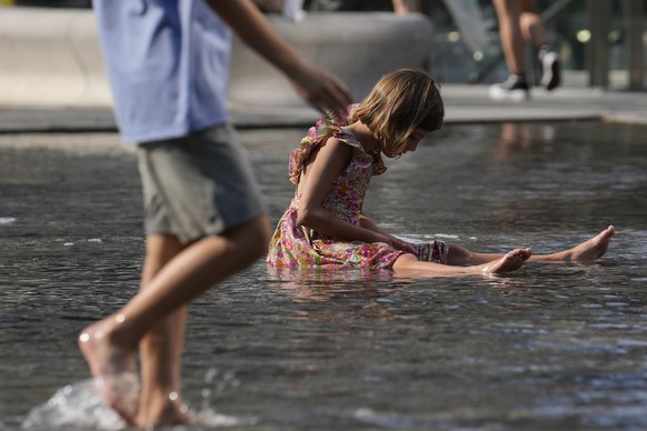 15.07.2023, Italien, Mailand: Kinder erfrischen sich in einem Brunnen. Die Temperaturen erreichten in einigen Teilen des Landes bis zu 42 Grad Celsius, während die Hitzewelle in Südeuropa anhält. Foto ...