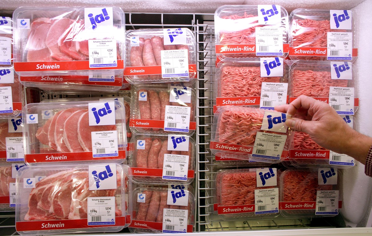 Eine Kunde entnimmt am Freitag (19.01.2007) in einem neu gestalteten REWE-Supermarkt in Köln eine Packung Hackfleisch der REWE-Eigenmarke "ja!" aus einer Kühltruhe. Foto: Rolf Vennenbernd dp ...