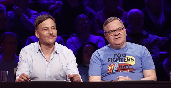 ARD WER WEISS DENN SOWAS? FOLGE 1105, &quot;Thomas Kretschmann und Tom Wlaschiha&quot;, am Mittwoch (08.05.24) um 18:00 Uhr im ERSTEN.
Rateteam-Kapitän Elton (r.) mit Schauspieler Tom Wlaschiha (l.).
 ...