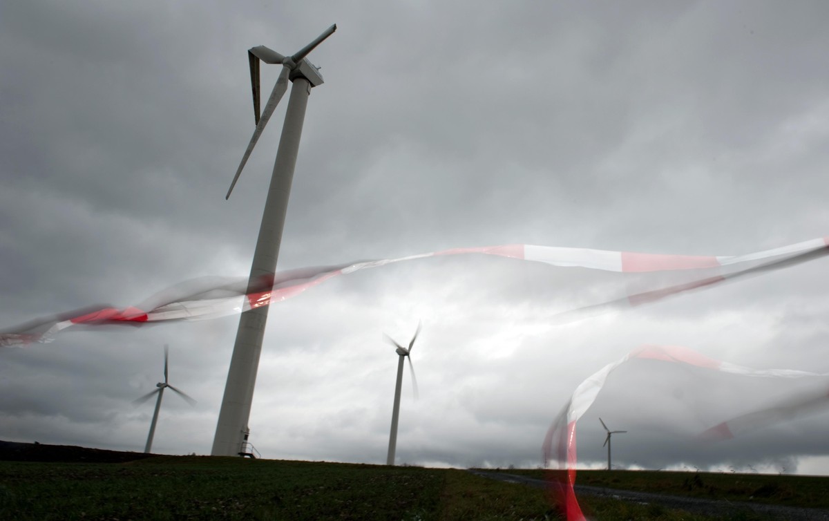 Ein Windrad mit zwei abgebrochenen Rotorenblättern steht am Mittwoch (07.12.2011) im Buker Windkraft-Park in Altenbeken (Kreis Paderborn). Die Rotorenblätter wurden bereits am Samstag von einem Sturm ...