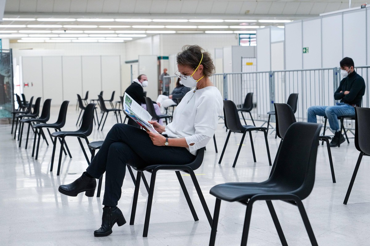 Der Wartebereich im Impfzentrum,, Patienten warten mit mit Mundschutz Mund-Nasen-Schutz, MNS, Maske, Gesichtsmaske, Maskenpflicht, FFP2 Maske aufs Impfen, auf ihre Impfung, Wartezimmer für Impflinge,  ...