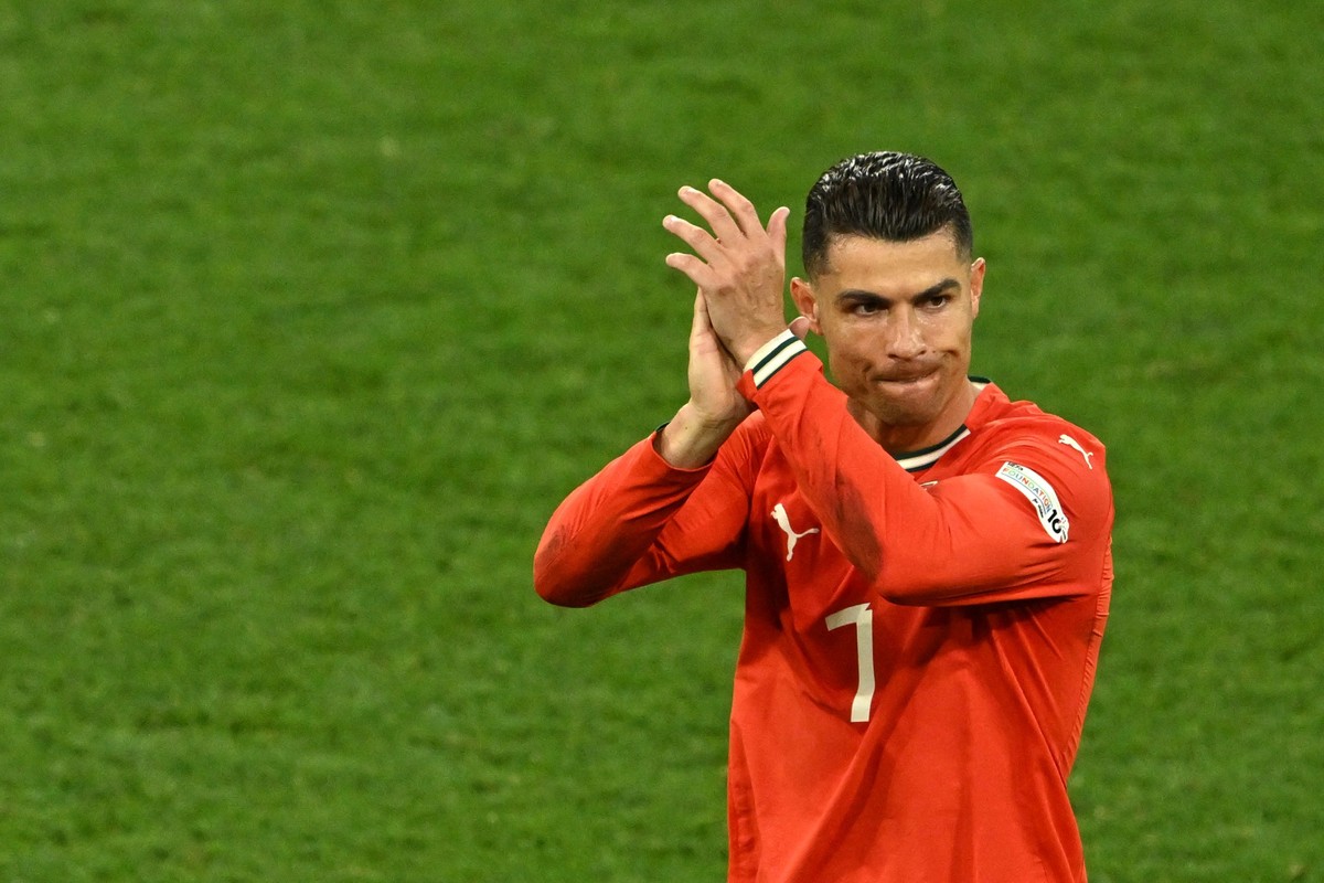 04.06.2025, Bayern, M�nchen: Fu�ball: Nations League A, Deutschland - Portugal, Play-off-Runde, Halbfinale, Fu�ballarena M�nchen, Cristiano Ronaldo von Portugal applaudiert bei seiner Auswechselung. F ...