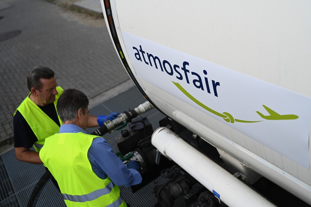 28.06.2024, Niedersachsen, Werlte: Ein Lkw wird an der Anlage von Atmosfair beladen. Die Pilotanlage im Emsland produziert den Flugzeugtreibstoff aus Strom, Wasser und CO2 aus der Luft. Die Anlage wur ...